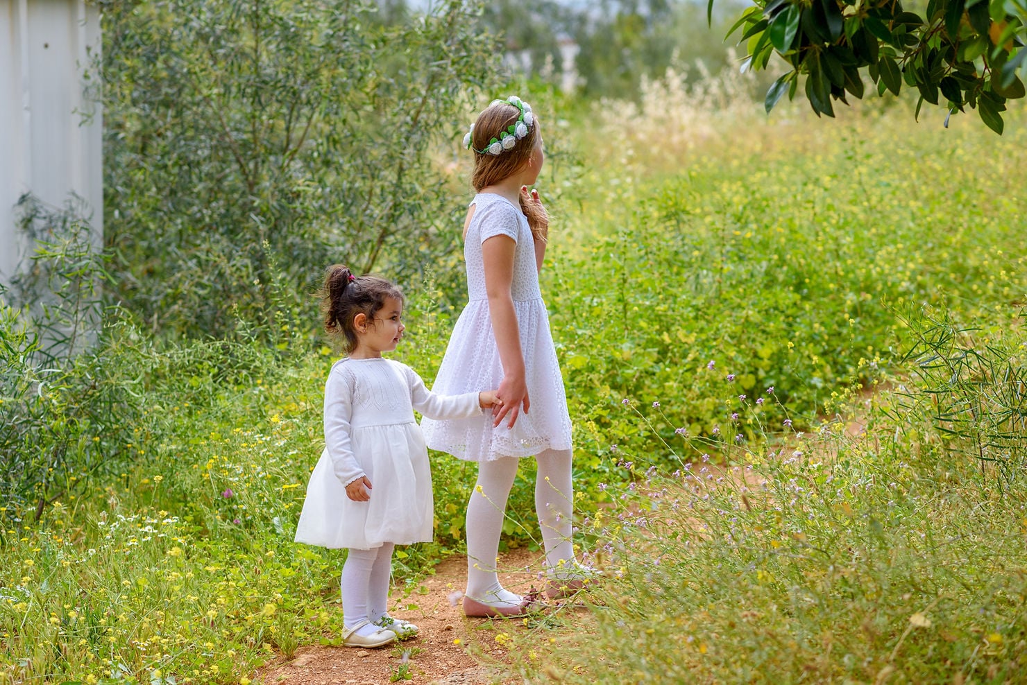 flower girls at grand rapids wedding venue